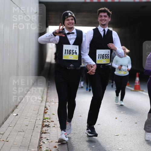 05.10.2025 - 20. swb-Marathon Bremen Michael Strokosch http://msf.ph/oto/9208007 05.10.2025 11:03:02 Laufen 11654, 11655, 804 meine-sportfotos.de