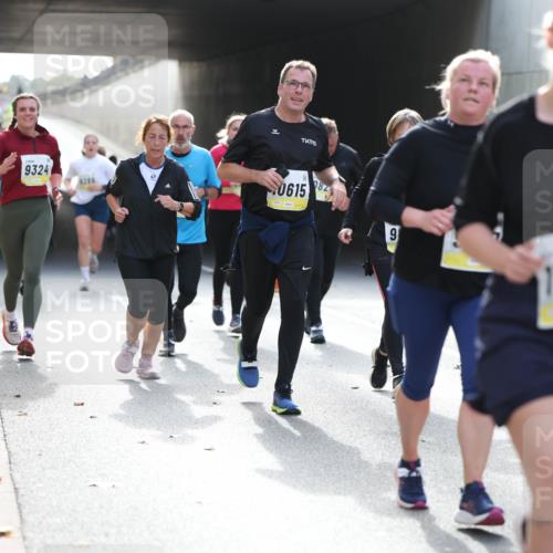05.10.2025 - 20. swb-Marathon Bremen Michael Strokosch http://msf.ph/oto/9208085 05.10.2025 10:56:27 Laufen 9324, 4286, 0615, 82, 9, 1153 meine-sportfotos.de