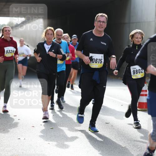 05.10.2025 - 20. swb-Marathon Bremen Michael Strokosch http://msf.ph/oto/9208091 05.10.2025 10:56:28 Laufen 9324, 0615, 9802, 9707 meine-sportfotos.de