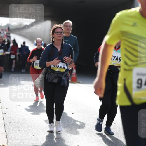 05.10.2025 - 20. swb-Marathon Bremen Michael Strokosch http://msf.ph/oto/9208112 05.10.2025 11:03:27 Laufen 92, 1725, 1748, 9476 meine-sportfotos.de
