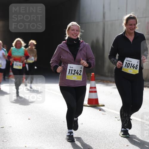05.10.2025 - 20. swb-Marathon Bremen Michael Strokosch http://msf.ph/oto/9208256 05.10.2025 11:03:57 Laufen 10235, 10236, 11342, 10146 meine-sportfotos.de