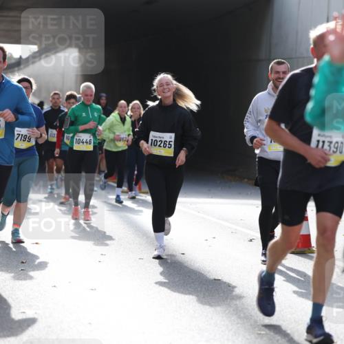 05.10.2025 - 20. swb-Marathon Bremen Michael Strokosch http://msf.ph/oto/9208331 05.10.2025 10:57:24 Laufen 11615, 10265, 11, 390, 113, 10, 7199, 10446, 115 meine-sportfotos.de
