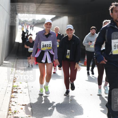 05.10.2025 - 20. swb-Marathon Bremen Michael Strokosch http://msf.ph/oto/9208399 05.10.2025 11:04:23 Laufen 9823, 413, 9648, 103 meine-sportfotos.de