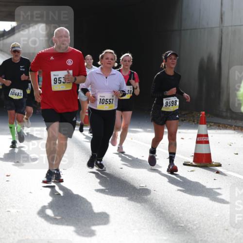 05.10.2025 - 20. swb-Marathon Bremen Michael Strokosch http://msf.ph/oto/9208403 05.10.2025 10:57:45 Laufen 10485, 10483, 953, 10551, 38, 9398 meine-sportfotos.de