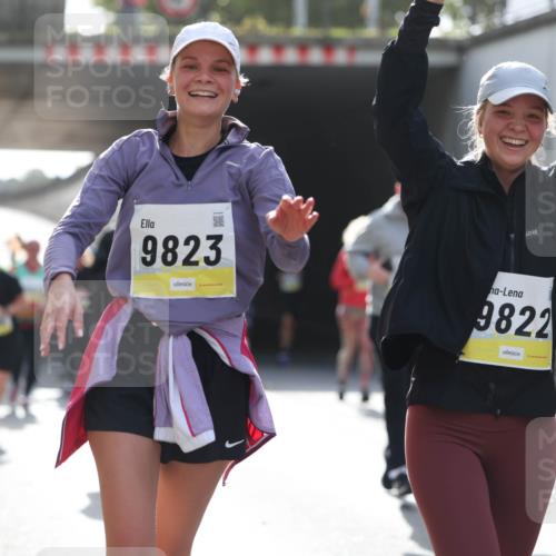 05.10.2025 - 20. swb-Marathon Bremen Michael Strokosch http://msf.ph/oto/9208415 05.10.2025 11:04:25 Laufen 9823, 9822 meine-sportfotos.de