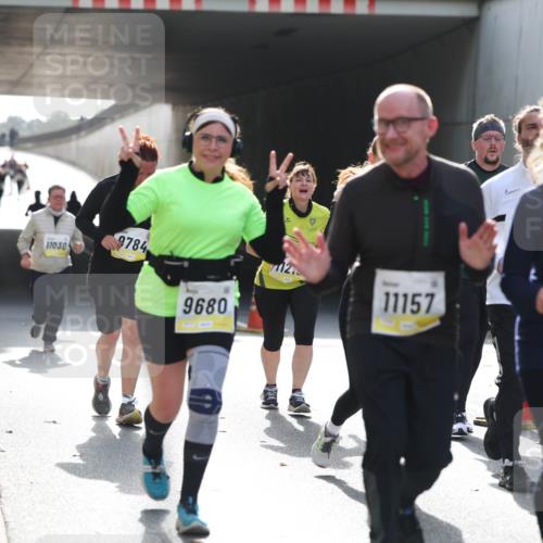 05.10.2025 - 20. swb-Marathon Bremen Michael Strokosch http://msf.ph/oto/9208459 05.10.2025 11:04:34 Laufen 11030, 9784, 10962, 9680, 11157 meine-sportfotos.de