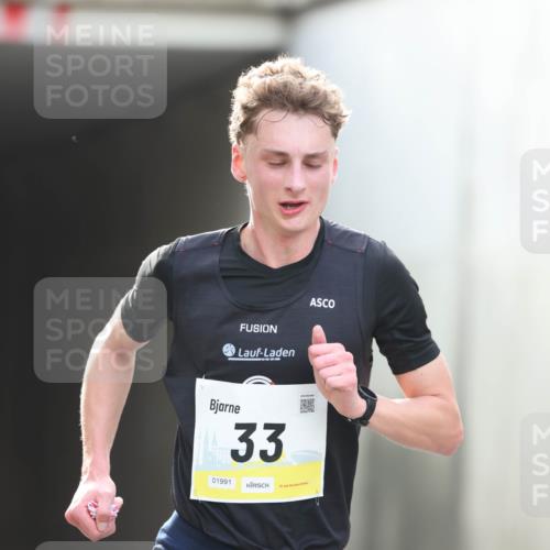 05.10.2025 - 20. swb-Marathon Bremen Michael Strokosch http://msf.ph/oto/9209618 05.10.2025 10:25:21 Laufen 33, 01991 meine-sportfotos.de