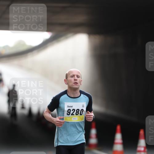 05.10.2025 - 20. swb-Marathon Bremen Michael Strokosch http://msf.ph/oto/9209714 05.10.2025 10:28:59 Laufen 9280 meine-sportfotos.de