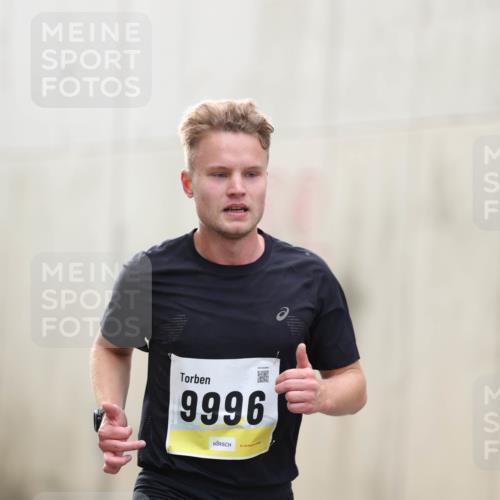 05.10.2025 - 20. swb-Marathon Bremen Michael Strokosch http://msf.ph/oto/9209747 05.10.2025 10:29:17 Laufen 9996 meine-sportfotos.de