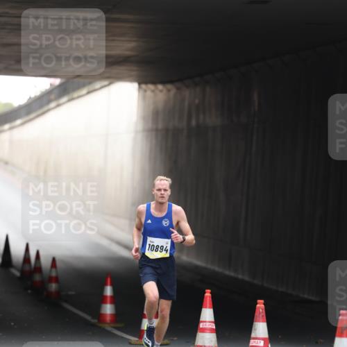 05.10.2025 - 20. swb-Marathon Bremen Michael Strokosch http://msf.ph/oto/9209751 05.10.2025 10:29:27 Laufen 10894 meine-sportfotos.de