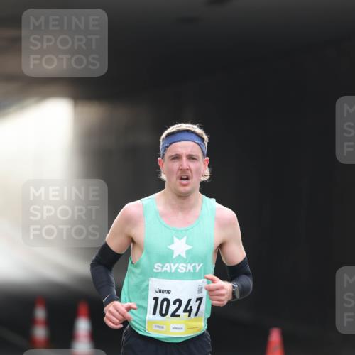 05.10.2025 - 20. swb-Marathon Bremen Michael Strokosch http://msf.ph/oto/9209786 05.10.2025 10:29:57 Laufen 10247, 01906 meine-sportfotos.de