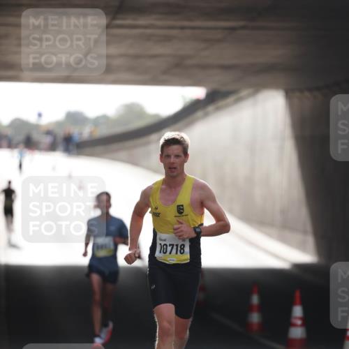 05.10.2025 - 20. swb-Marathon Bremen Michael Strokosch http://msf.ph/oto/9209828 05.10.2025 10:30:43 Laufen 18718 meine-sportfotos.de
