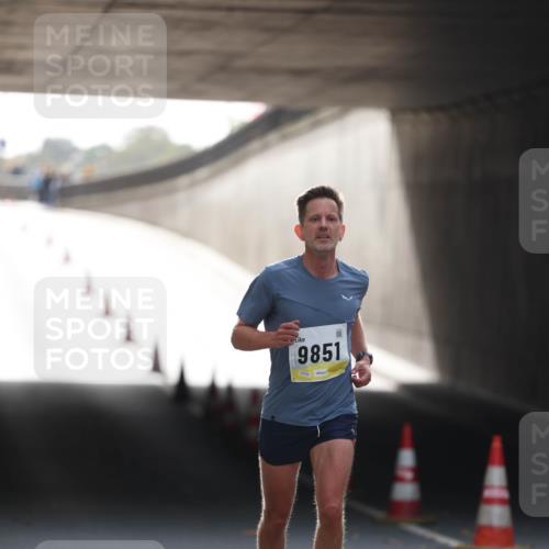 05.10.2025 - 20. swb-Marathon Bremen Michael Strokosch http://msf.ph/oto/9209839 05.10.2025 10:30:47 Laufen 9851 meine-sportfotos.de