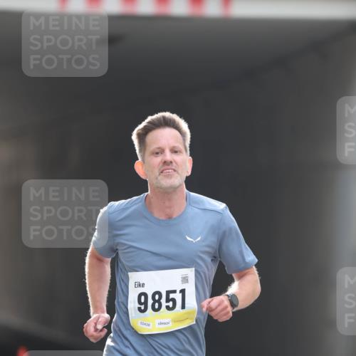 05.10.2025 - 20. swb-Marathon Bremen Michael Strokosch http://msf.ph/oto/9209846 05.10.2025 10:30:48 Laufen 9851, 02438 meine-sportfotos.de
