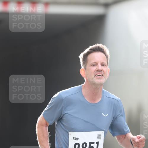 05.10.2025 - 20. swb-Marathon Bremen Michael Strokosch http://msf.ph/oto/9209848 05.10.2025 10:30:49 Laufen 9851, 02438 meine-sportfotos.de