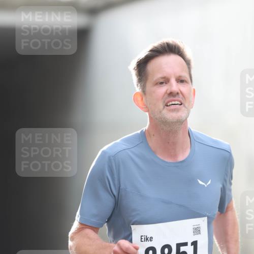 05.10.2025 - 20. swb-Marathon Bremen Michael Strokosch http://msf.ph/oto/9209849 05.10.2025 10:30:49 Laufen 9851, 02438 meine-sportfotos.de