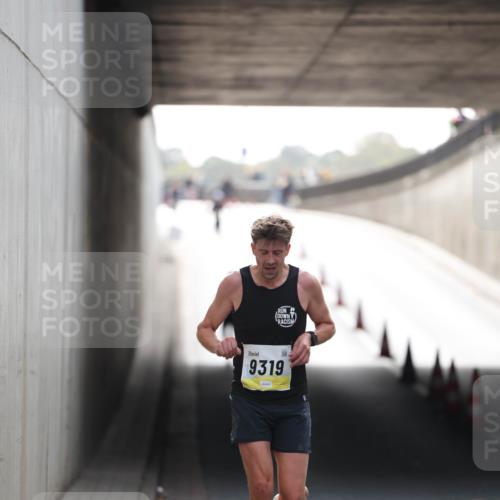 05.10.2025 - 20. swb-Marathon Bremen Michael Strokosch http://msf.ph/oto/9209854 05.10.2025 10:30:57 Laufen 9319 meine-sportfotos.de
