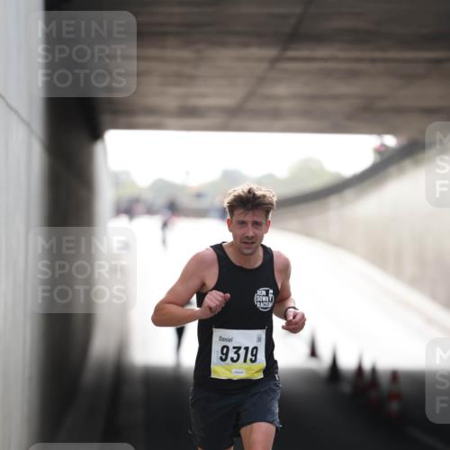 05.10.2025 - 20. swb-Marathon Bremen Michael Strokosch http://msf.ph/oto/9209856 05.10.2025 10:30:58 Laufen 9319 meine-sportfotos.de