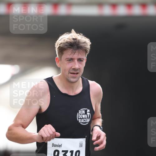 05.10.2025 - 20. swb-Marathon Bremen Michael Strokosch http://msf.ph/oto/9209862 05.10.2025 10:30:59 Laufen 9319 meine-sportfotos.de