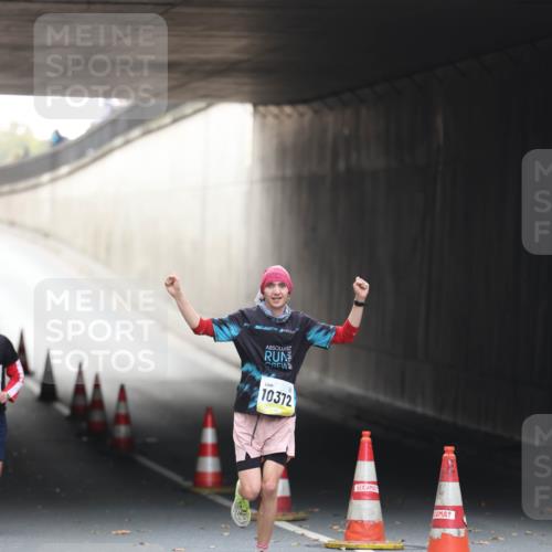 05.10.2025 - 20. swb-Marathon Bremen Michael Strokosch http://msf.ph/oto/9209971 05.10.2025 10:32:12 Laufen 10372 meine-sportfotos.de