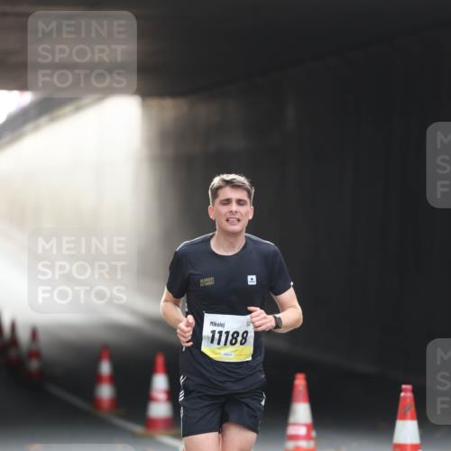 05.10.2025 - 20. swb-Marathon Bremen Michael Strokosch http://msf.ph/oto/9209998 05.10.2025 10:32:19 Laufen 11188 meine-sportfotos.de