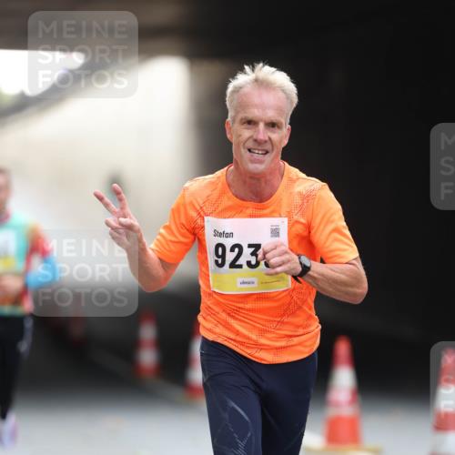 05.10.2025 - 20. swb-Marathon Bremen Michael Strokosch http://msf.ph/oto/9210309 05.10.2025 10:35:12 Laufen 923 meine-sportfotos.de