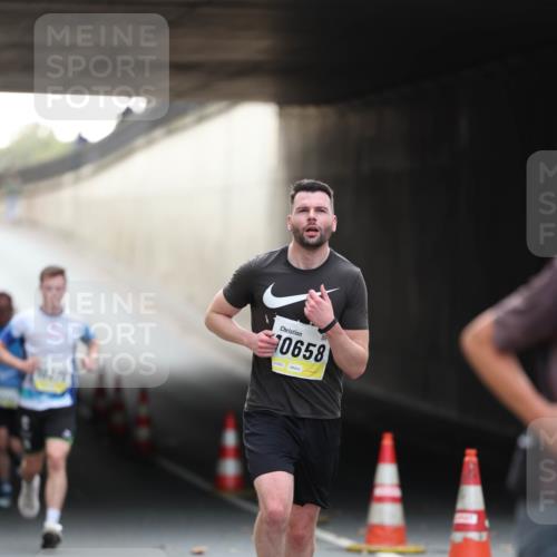 05.10.2025 - 20. swb-Marathon Bremen Michael Strokosch http://msf.ph/oto/9210395 05.10.2025 10:35:52 Laufen 0658 meine-sportfotos.de
