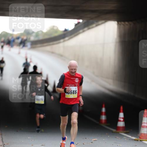05.10.2025 - 20. swb-Marathon Bremen Michael Strokosch http://msf.ph/oto/9210418 05.10.2025 10:36:03 Laufen 100, 70, 565 meine-sportfotos.de