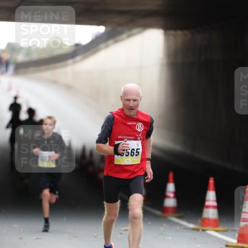 05.10.2025 - 20. swb-Marathon Bremen Michael Strokosch http://msf.ph/oto/9210421 05.10.2025 10:36:05 Laufen 100, 565 meine-sportfotos.de