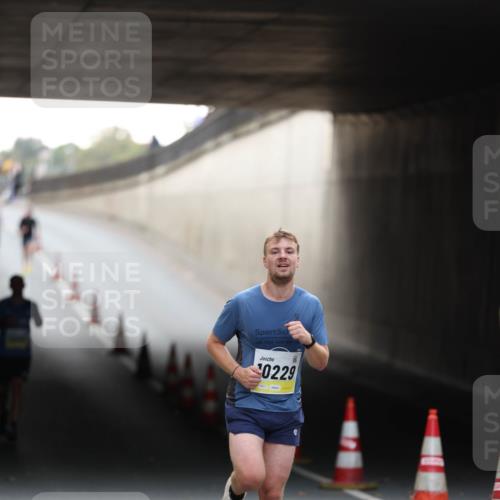 05.10.2025 - 20. swb-Marathon Bremen Michael Strokosch http://msf.ph/oto/9210484 05.10.2025 10:36:42 Laufen 0229 meine-sportfotos.de
