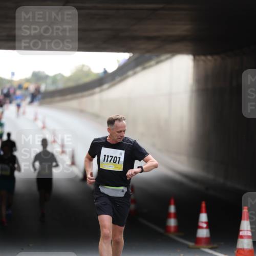 05.10.2025 - 20. swb-Marathon Bremen Michael Strokosch http://msf.ph/oto/9210549 05.10.2025 10:37:19 Laufen 11701 meine-sportfotos.de