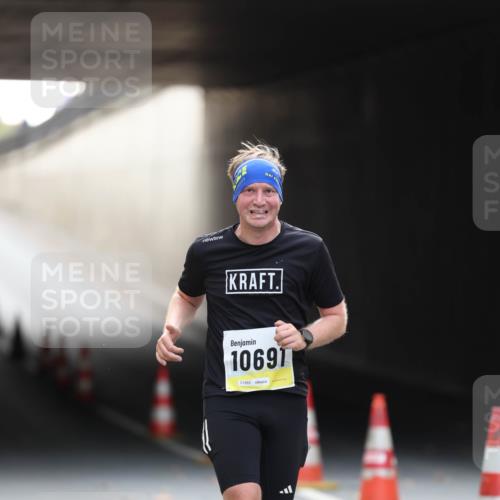 05.10.2025 - 20. swb-Marathon Bremen Michael Strokosch http://msf.ph/oto/9210580 05.10.2025 10:37:34 Laufen 10691, 01880 meine-sportfotos.de
