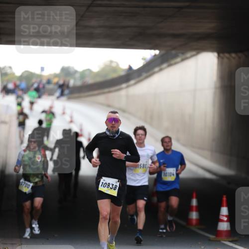 05.10.2025 - 20. swb-Marathon Bremen Michael Strokosch http://msf.ph/oto/9210597 05.10.2025 10:37:47 Laufen 700, 10838, 1581, 10104 meine-sportfotos.de