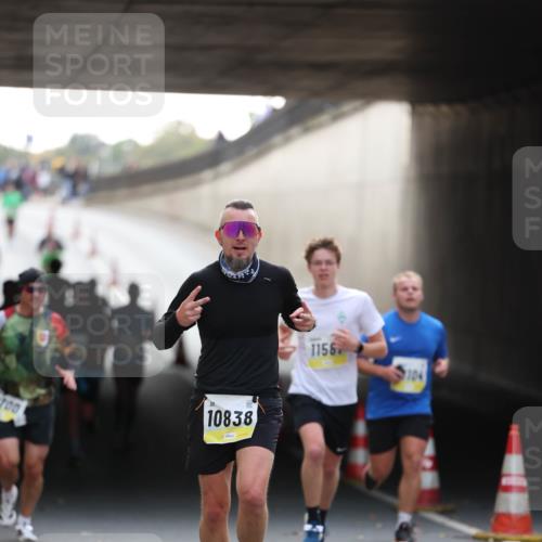 05.10.2025 - 20. swb-Marathon Bremen Michael Strokosch http://msf.ph/oto/9210602 05.10.2025 10:37:48 Laufen 10838, 1156, 104 meine-sportfotos.de