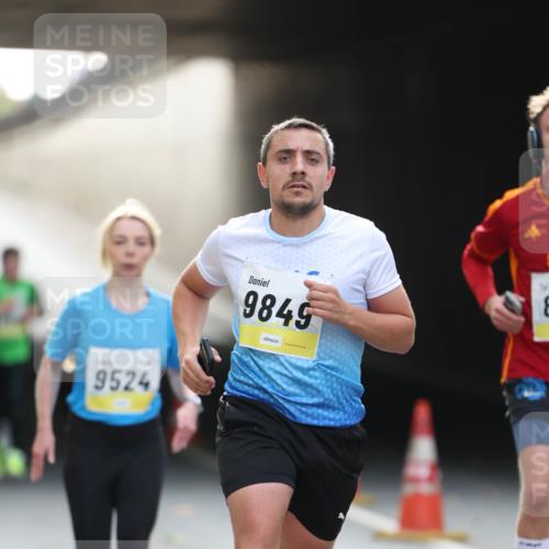 05.10.2025 - 20. swb-Marathon Bremen Michael Strokosch http://msf.ph/oto/9210635 05.10.2025 10:38:02 Laufen 9524, 9849, 11, 8 meine-sportfotos.de