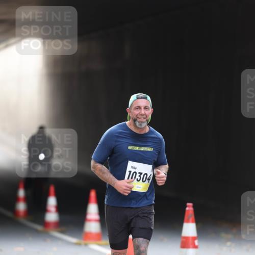 05.10.2025 - 20. swb-Marathon Bremen Michael Strokosch http://msf.ph/oto/9210771 05.10.2025 10:39:11 Laufen 10304 meine-sportfotos.de