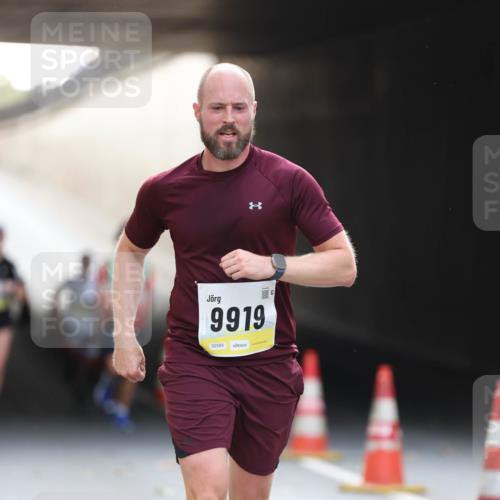05.10.2025 - 20. swb-Marathon Bremen Michael Strokosch http://msf.ph/oto/9210807 05.10.2025 10:39:31 Laufen 9919, 02589 meine-sportfotos.de