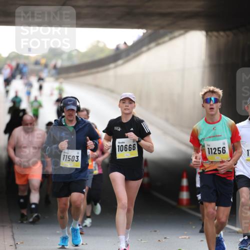 05.10.2025 - 20. swb-Marathon Bremen Michael Strokosch http://msf.ph/oto/9210818 05.10.2025 10:39:34 Laufen 11503, 10666, 11256, 11 meine-sportfotos.de