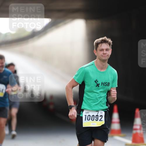 05.10.2025 - 20. swb-Marathon Bremen Michael Strokosch http://msf.ph/oto/9210902 05.10.2025 10:40:18 Laufen 10092 meine-sportfotos.de