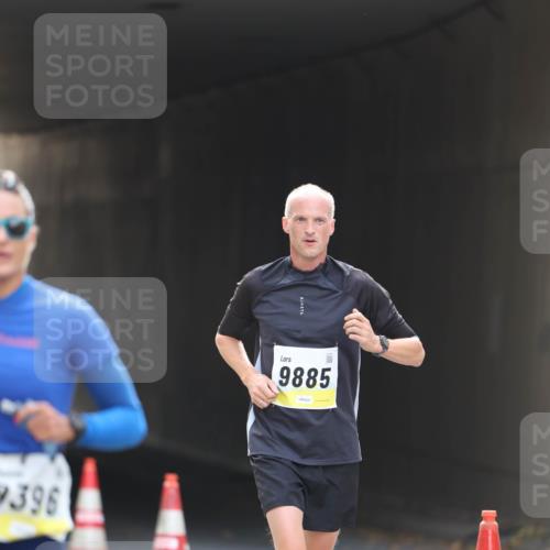 05.10.2025 - 20. swb-Marathon Bremen Michael Strokosch http://msf.ph/oto/9210976 05.10.2025 10:40:52 Laufen 9396, 9885 meine-sportfotos.de