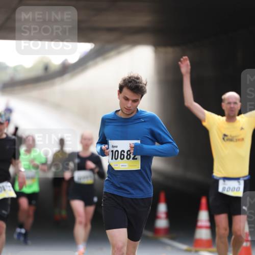 05.10.2025 - 20. swb-Marathon Bremen Michael Strokosch http://msf.ph/oto/9210988 05.10.2025 10:40:57 Laufen 1068, 02586, 8000 meine-sportfotos.de