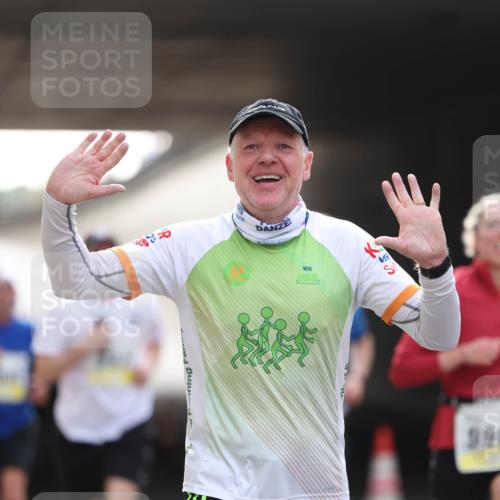 05.10.2025 - 20. swb-Marathon Bremen Michael Strokosch http://msf.ph/oto/9211084 05.10.2025 10:41:46 Laufen 99, 445 meine-sportfotos.de