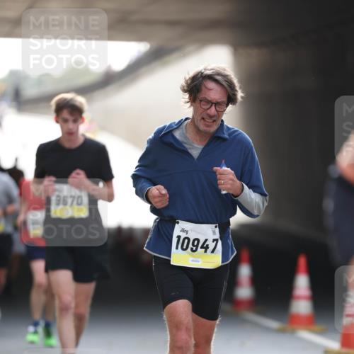 05.10.2025 - 20. swb-Marathon Bremen Michael Strokosch http://msf.ph/oto/9211149 05.10.2025 10:42:20 Laufen 9670, 10947 meine-sportfotos.de