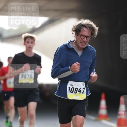 05.10.2025 - 20. swb-Marathon Bremen Michael Strokosch http://msf.ph/oto/9211151 05.10.2025 10:42:20 Laufen 9670, 10947 meine-sportfotos.de