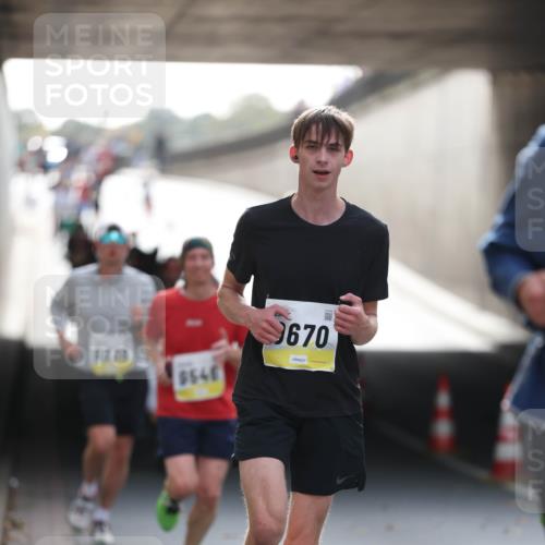 05.10.2025 - 20. swb-Marathon Bremen Michael Strokosch http://msf.ph/oto/9211153 05.10.2025 10:42:21 Laufen 8238, 3956, 670 meine-sportfotos.de