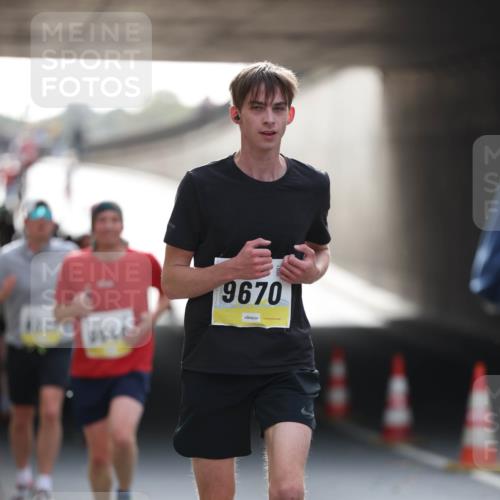 05.10.2025 - 20. swb-Marathon Bremen Michael Strokosch http://msf.ph/oto/9211155 05.10.2025 10:42:22 Laufen 0646, 9670 meine-sportfotos.de