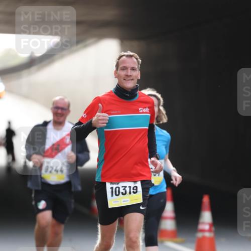 05.10.2025 - 20. swb-Marathon Bremen Michael Strokosch http://msf.ph/oto/9211192 05.10.2025 10:42:39 Laufen 8244, 10319, 01910 meine-sportfotos.de