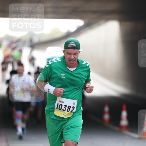05.10.2025 - 20. swb-Marathon Bremen Michael Strokosch http://msf.ph/oto/9211208 05.10.2025 10:42:45 Laufen 10382 meine-sportfotos.de