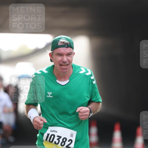 05.10.2025 - 20. swb-Marathon Bremen Michael Strokosch http://msf.ph/oto/9211211 05.10.2025 10:42:46 Laufen 10382 meine-sportfotos.de