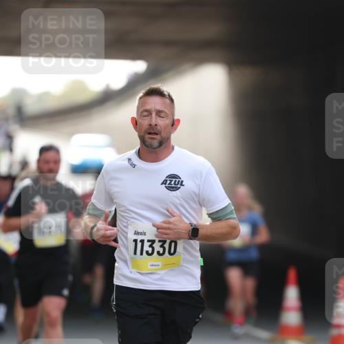 05.10.2025 - 20. swb-Marathon Bremen Michael Strokosch http://msf.ph/oto/9211215 05.10.2025 10:42:50 Laufen 11330 meine-sportfotos.de